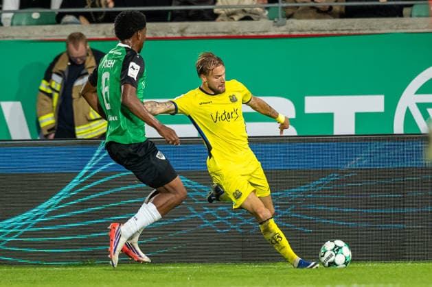 (L-R) Wesley Adeh (SC Preussen Muenster, 06) im Zweikampf mit Siemen Voet (1. FC Saarbruecken, 04) GER, SC Preussen Muenster vs. 1. FC Saarbruecken, Fussball, 3. Liga, 6. Spieltag, Spielzeit 2026 2027, 16.09.2026 DFL Regulations prohibit any use of photographers as image sequences and or quasi-video. GER, SC Preussen Muenster vs. 1. FC Saarbruecken, Fussball, 3. Liga, 6. Spieltag, Spielzeit 2026 2027, 16.09.2026 Muenster Copyright: xEibner-Pressefoto JanxRollingerx EP_JSK