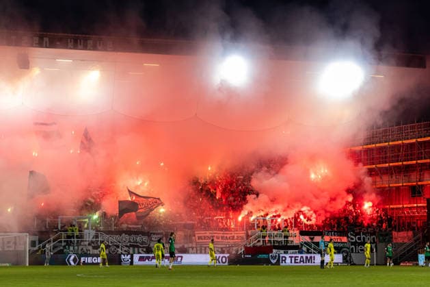 Die Fans von SC Preussen Muenster zuenden Pyrotechnik im Heimblock GER, SC Preussen Muenster vs. 1. FC Saarbruecken, Fussball, 3. Liga, 6. Spieltag, Spielzeit 2026 2027, 16.09.2026 DFL Regulations prohibit any use of photographers as image sequences and or quasi-video. GER, SC Preussen Muenster vs. 1. FC Saarbruecken, Fussball, 3. Liga, 6. Spieltag, Spielzeit 2026 2027, 16.09.2026 Muenster Copyright: xEibner-Pressefoto JanxRollingerx EP_JSK
