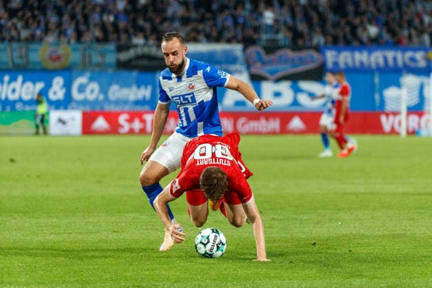 Jordan Majchrzak (VfB) gegen David Kopacz (Rostock) ; GER, FC Hansa Rostock vs. VfB Stuttgart II, Fußball, Männer, 3.Liga, 06.Spieltag, Spielzeit 2026 2027, 16.09.2026 Rostock Ostseestadion Mecklenburg - Vorpommern Deutschland