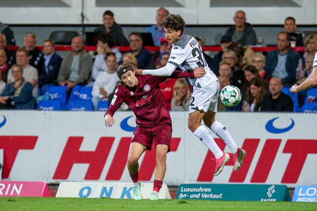 16.09.2026, xsefx, Fußball, SC Fortuna Köln - SV Wehen Wiesbaden, 3.Liga, Südstation, 6. Spieltag, Saison 2026 2027: Bennit Bröger (Fortuna Koeln 38) im Zweikampf gegen Raul Paula (SV Wehen Wiesbaden 32) DFB regulations prohibit any use of photographs as image sequences and or quasi-video. Nordrhein-Westfalen Deutschland