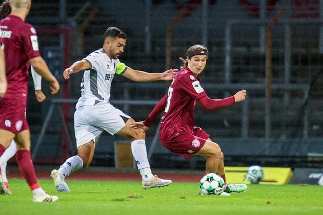16.09.2026, xsefx, Fußball, SC Fortuna Köln - SV Wehen Wiesbaden, 3.Liga, Südstation, 6. Spieltag, Saison 2026 2027: Tarik Gözüsirin (SV Wehen Wiesbaden 11) im Zweikampf gegen Bennit Bröger (Fortuna Koeln 38) DFB regulations prohibit any use of photographs as image sequences and or quasi-video. Nordrhein-Westfalen Deutschland