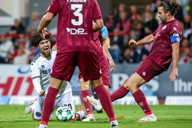 16.09.2026, xsefx, Fußball, SC Fortuna Köln - SV Wehen Wiesbaden, 3.Liga, Südstation, 6. Spieltag, Saison 2026 2027: Ayoub Chaikhoun (SV Wehen Wiesbaden 20) mit schmerzverzerrtem Gesicht am Boden DFB regulations prohibit any use of photographs as image sequences and or quasi-video. Nordrhein-Westfalen Deutschland