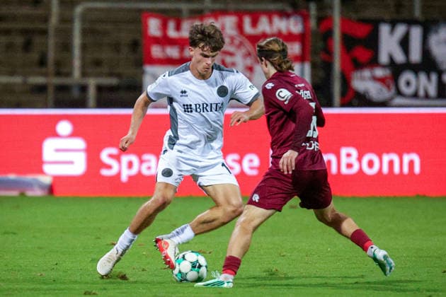 16.09.2026, xsefx, Fußball, SC Fortuna Köln - SV Wehen Wiesbaden, 3.Liga, Südstation, 6. Spieltag, Saison 2026 2027: Ben Nink (SV Wehen Wiesbaden 17) im Zweikampf gegen Bennit Bröger (Fortuna Koeln 38) DFB regulations prohibit any use of photographs as image sequences and or quasi-video. Nordrhein-Westfalen Deutschland