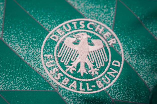 Grünes Trikot von Adidas steht bereit bei der Pressekonferenz von Bundestrainer Jürgen Klopp zur ersten Kadernominierung der Nationalmannschaft - 17.09.2026: Erste DFB-Kadernominierung von Bundestrainer Jürgen Klopp, DFB-Campus Frankfurt