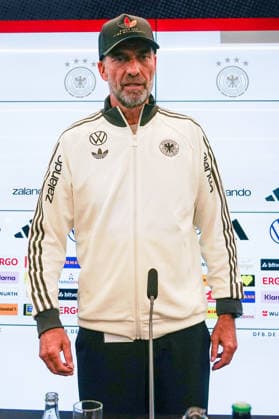 Bundestrainer Jürgen Klopp kommt zur Pressekonferenz zur ersten Kadernominierung der Nationalmannschaft mit einer Kappe Einer von 83 Millionen - 17.09.2026: Erste DFB-Kadernominierung von Bundestrainer Jürgen Klopp, DFB-Campus Frankfurt