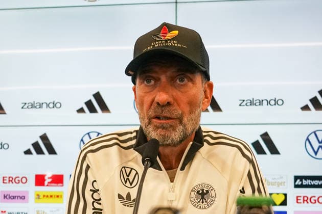 Bundestrainer Jürgen Klopp kommt zur Pressekonferenz zur ersten Kadernominierung der Nationalmannschaft mit einer Kappe Einer von 83 Millionen - 17.09.2026: Erste DFB-Kadernominierung von Bundestrainer Jürgen Klopp, DFB-Campus Frankfurt