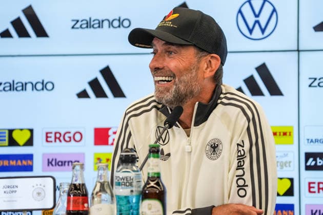 Bundestrainer Jürgen Klopp kommt zur Pressekonferenz zur ersten Kadernominierung der Nationalmannschaft mit einer Kappe Einer von 83 Millionen - 17.09.2026: Erste DFB-Kadernominierung von Bundestrainer Jürgen Klopp, DFB-Campus Frankfurt