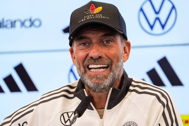 Bundestrainer Jürgen Klopp kommt zur Pressekonferenz zur ersten Kadernominierung der Nationalmannschaft mit einer Kappe Einer von 83 Millionen - 17.09.2026: Erste DFB-Kadernominierung von Bundestrainer Jürgen Klopp, DFB-Campus Frankfurt