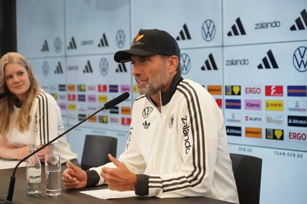 Bundestrainer Jürgen Klopp kommt zur Pressekonferenz zur ersten Kadernominierung der Nationalmannschaft mit einer Kappe Einer von 83 Millionen - 17.09.2026: Erste DFB-Kadernominierung von Bundestrainer Jürgen Klopp, DFB-Campus Frankfurt