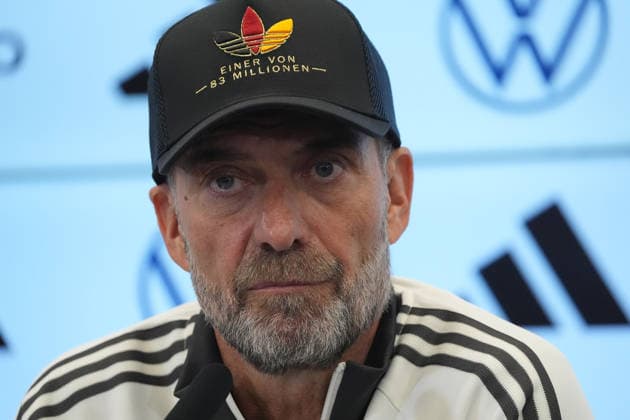Bundestrainer Jürgen Klopp kommt zur Pressekonferenz zur ersten Kadernominierung der Nationalmannschaft mit einer Kappe Einer von 83 Millionen - 17.09.2026: Erste DFB-Kadernominierung von Bundestrainer Jürgen Klopp, DFB-Campus Frankfurt
