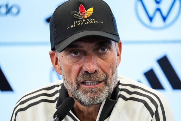 Bundestrainer Jürgen Klopp kommt zur Pressekonferenz zur ersten Kadernominierung der Nationalmannschaft mit einer Kappe Einer von 83 Millionen - 17.09.2026: Erste DFB-Kadernominierung von Bundestrainer Jürgen Klopp, DFB-Campus Frankfurt