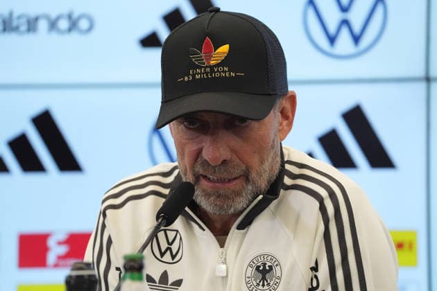 Bundestrainer Jürgen Klopp kommt zur Pressekonferenz zur ersten Kadernominierung der Nationalmannschaft mit einer Kappe Einer von 83 Millionen - 17.09.2026: Erste DFB-Kadernominierung von Bundestrainer Jürgen Klopp, DFB-Campus Frankfurt