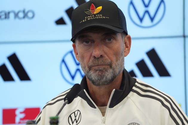 Bundestrainer Jürgen Klopp kommt zur Pressekonferenz zur ersten Kadernominierung der Nationalmannschaft mit einer Adidas Kappe Einer von 83 Millionen - 17.09.2026: Erste DFB-Kadernominierung von Bundestrainer Jürgen Klopp, DFB-Campus Frankfurt