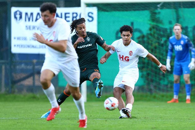 30 Jamel Gramberg (Eimsbütteler TV), 19 Kenny Emmanuel Quetant (SV Werder Bremen U23) Fußball I Herren I Regionalliga Nord I Saison 2026-2027 I 9. Spieltag I Eimsbütteler TV - SV Werder Bremen U23 I 16.09.2026 I Sportpark Hinschenfelde