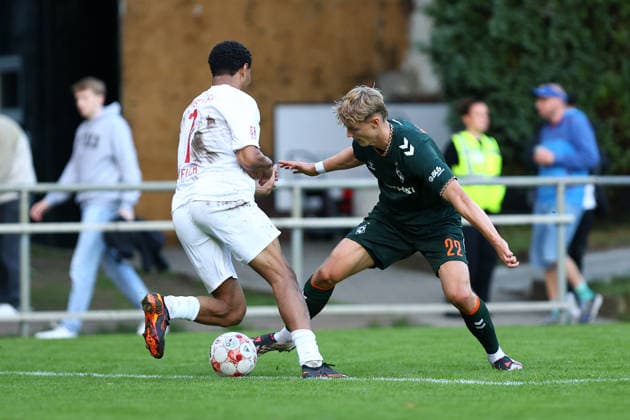 7 Lamin Beuck (Eimsbütteler TV), 22 Paul Bellmann (SV Werder Bremen U23) Fußball I Herren I Regionalliga Nord I Saison 2026-2027 I 9. Spieltag I Eimsbütteler TV - SV Werder Bremen U23 I 16.09.2026 I Sportpark Hinschenfelde