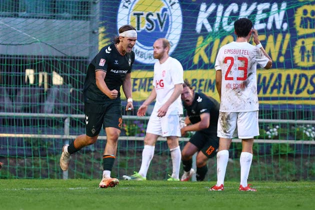 25 Noah Weißbach (SV Werder Bremen U23) bejubelt seinen Treffer zum 2:2. Fußball I Herren I Regionalliga Nord I Saison 2026-2027 I 9. Spieltag I Eimsbütteler TV - SV Werder Bremen U23 I 16.09.2026 I Sportpark Hinschenfelde