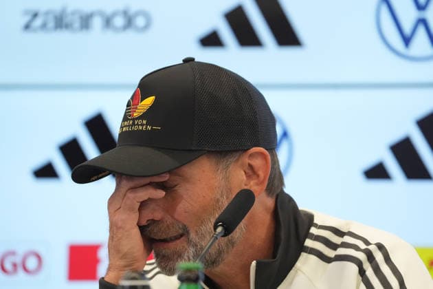 Bundestrainer Jürgen Klopp kommt zur Pressekonferenz zur ersten Kadernominierung der Nationalmannschaft mit einer Adidas Kappe Einer von 83 Millionen - 17.09.2026: Erste DFB-Kadernominierung von Bundestrainer Jürgen Klopp, DFB-Campus Frankfurt