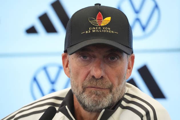 Bundestrainer Jürgen Klopp kommt zur Pressekonferenz zur ersten Kadernominierung der Nationalmannschaft mit einer Adidas Kappe Einer von 83 Millionen - 17.09.2026: Erste DFB-Kadernominierung von Bundestrainer Jürgen Klopp, DFB-Campus Frankfurt