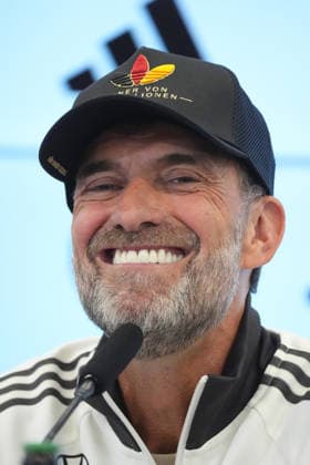 Bundestrainer Jürgen Klopp kommt zur Pressekonferenz zur ersten Kadernominierung der Nationalmannschaft mit einer Adidas Kappe Einer von 83 Millionen - 17.09.2026: Erste DFB-Kadernominierung von Bundestrainer Jürgen Klopp, DFB-Campus Frankfurt