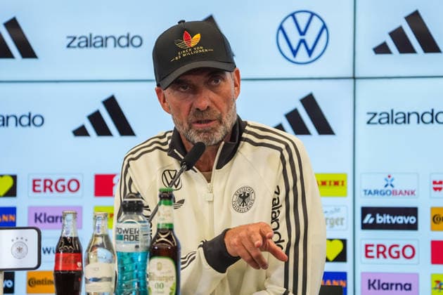 Bundestrainer Jürgen Klopp bei der Pressekonferenz zur ersten Kadernominierung der Nationalmannschaft mit einer Adidas Kappe Einer von 83 Millionen - 17.09.2026: Erste DFB-Kadernominierung von Bundestrainer Jürgen Klopp, DFB-Campus Frankfurt