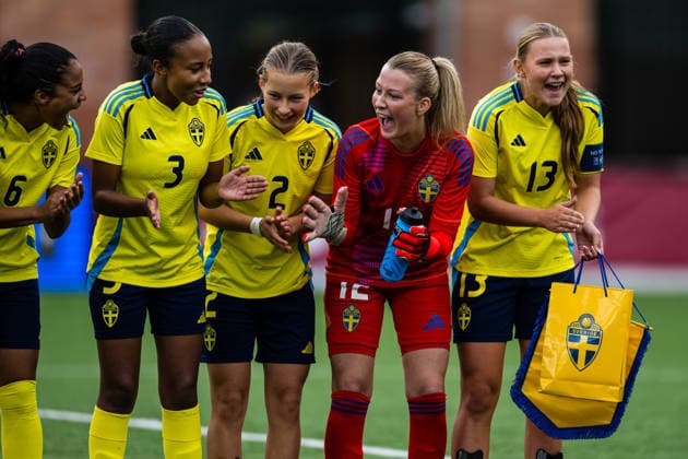 260917 Lea Assefa, Nicole Intchasso Rydberg, Stina Hillberg, goalkeeper Felicia Werner Bergström and Tove Schlyter of Sweden ahead of the under 15 friendly match between Norway and Sweden on September 17, 2026 in Lorenskog. Photo: Marius Simensen BILDBYRAN COP 238 bbeng dam football fotball fotboll norge norway soccer sverige sweden treningskamp Copyright: MARIUSxSIMENSEN BB260917BB188