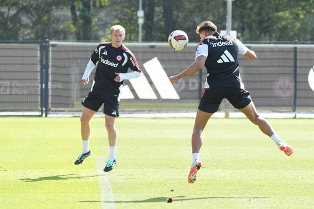 Die beiden Frankfurter Nationalstürmer Jonathan Burkardt (Eintracht Frankfurt) und Younes Ebnoutalib (Eintracht Frankfurt) gut gelaunt - 17.09.2026 Bundesliga, Saison 26 27: Eintracht Frankfurt Training