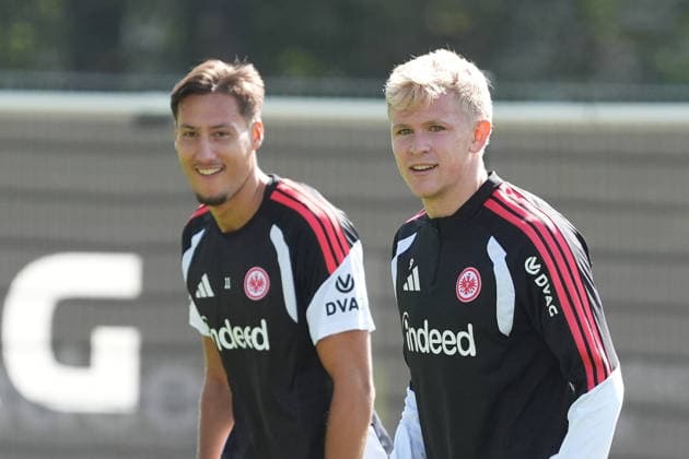 Die beiden Frankfurter Nationalstürmer Jonathan Burkardt (Eintracht Frankfurt) und Younes Ebnoutalib (Eintracht Frankfurt) gut gelaunt - 17.09.2026 Bundesliga, Saison 26 27: Eintracht Frankfurt Training