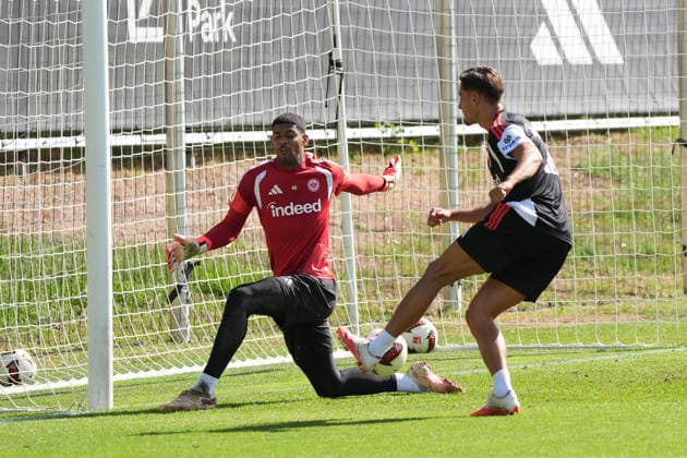 Younes Ebnoutalib (Eintracht Frankfurt) gegen Torwart Kaua Santos (Eintracht Frankfurt) - 17.09.2026 Bundesliga, Saison 26 27: Eintracht Frankfurt Training