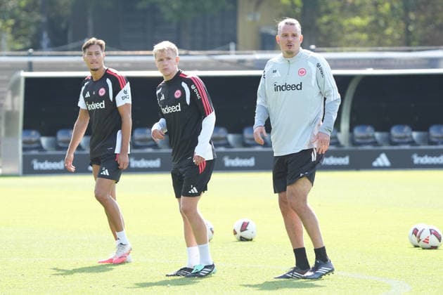 Die beiden Frankfurter Nationalstürmer Jonathan Burkardt (Eintracht Frankfurt), Younes Ebnoutalib (Eintracht Frankfurt) lernen von Co-Trainer Alex Meier (Eintracht Frankfurt) - 17.09.2026 Bundesliga, Saison 26 27: Eintracht Frankfurt Training