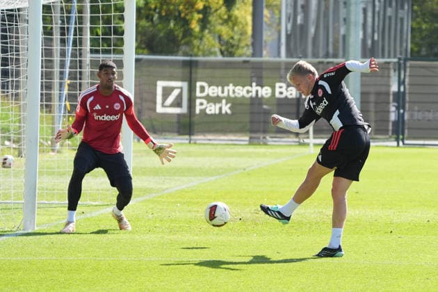 Jonathan Burkardt (Eintracht Frankfurt) gegen Torwart Kaua Santos (Eintracht Frankfurt) - 17.09.2026 Bundesliga, Saison 26 27: Eintracht Frankfurt Training
