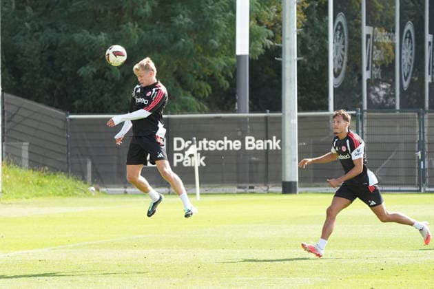 Die beiden Frankfurter Nationalstürmer Jonathan Burkardt (Eintracht Frankfurt) und Younes Ebnoutalib (Eintracht Frankfurt) gut gelaunt - 17.09.2026 Bundesliga, Saison 26 27: Eintracht Frankfurt Training