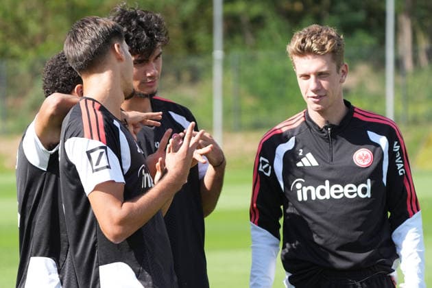 Ayoube Amaimouni-Echghouyab (Eintracht Frankfurt), Elias Baum (Eintracht Frankfurt), Can Uzun (Eintracht Frankfurt), Younes Ebnoutalib (Eintracht Frankfurt) haben Spaß bei der Social Media Produktion der Eintracht nach dem Training - 17.09.2026 Bundesliga, Saison 26 27: Eintracht Frankfurt Training