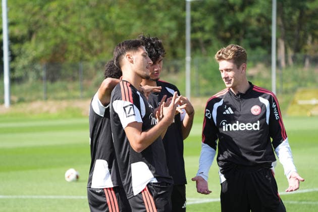 Ayoube Amaimouni-Echghouyab (Eintracht Frankfurt), Elias Baum (Eintracht Frankfurt), Can Uzun (Eintracht Frankfurt), Younes Ebnoutalib (Eintracht Frankfurt) haben Spaß bei der Social Media Produktion der Eintracht nach dem Training - 17.09.2026 Bundesliga, Saison 26 27: Eintracht Frankfurt Training