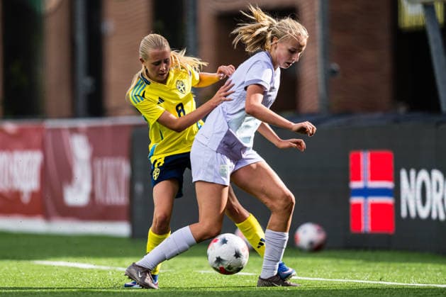 260917 Hedda Ottervik of Sweden and Sarah Linnea Framnes of Norway during the under 15 friendly match between Norway and Sweden on September 17, 2026 in Lorenskog. Photo: Marius Simensen BILDBYRAN COP 238 bbeng dam football fotball fotboll norge norway soccer sverige sweden treningskamp Copyright: MARIUSxSIMENSEN BB260917BB198