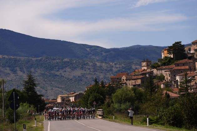 The pack rides during the Giro d™Abruzzo, stage 3 from Oricola - Piana del Cavaliere to San Benedetto dei Marsi (159 km) - Abruzzo, Italy - Thursday, September 17, 2026. - cycling.  Copyright: xFabioxFerrari LaPressex