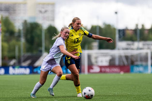 260917 Malin Wraalsen Busch of Norway and Tove Schlyter of Sweden during the under 15 friendly match between Norway and Sweden on September 17, 2026 in Lorenskog. Photo: Marius Simensen BILDBYRAN COP 238 bbeng dam football fotball fotboll norge norway soccer sverige sweden treningskamp Copyright: MARIUSxSIMENSEN BB260917BB245