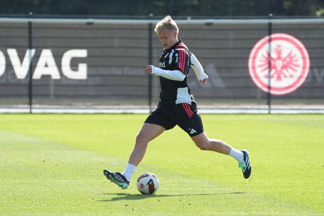 Jonathan Burkardt (Eintracht Frankfurt) zieht ab - 17.09.2026 Bundesliga, Saison 26 27: Eintracht Frankfurt Training