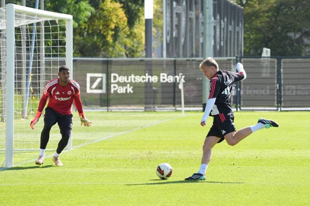Jonathan Burkardt (Eintracht Frankfurt) gegen Torwart Kaua Santos (Eintracht Frankfurt) - 17.09.2026 Bundesliga, Saison 26 27: Eintracht Frankfurt Training