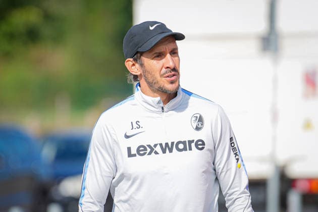 Fussball, Bundesliga, Herren, Training SC Freiburg - Europa-Park-Stadion, Europa Park Stadion,: Julian Schuster (SC Freiburg, Trainer) Freiburg Europa Park Stadion Baden-Württemberg Deutschland Copyright: xFINLEYxMÖRCHx