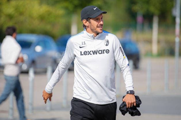 Fussball, Bundesliga, Herren, Training SC Freiburg - Europa-Park-Stadion, Europa Park Stadion,: Julian Schuster (SC Freiburg, Trainer) Freiburg Europa Park Stadion Baden-Württemberg Deutschland Copyright: xFINLEYxMÖRCHx