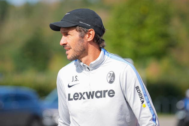 Fussball, Bundesliga, Herren, Training SC Freiburg - Europa-Park-Stadion, Europa Park Stadion,: Julian Schuster (SC Freiburg, Trainer) Freiburg Europa Park Stadion Baden-Württemberg Deutschland Copyright: xFINLEYxMÖRCHx