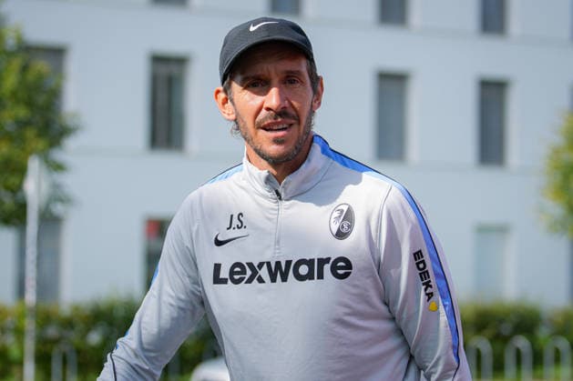 Fussball, Bundesliga, Herren, Training SC Freiburg - Europa-Park-Stadion, Europa Park Stadion,: Julian Schuster (SC Freiburg, Trainer) Freiburg Europa Park Stadion Baden-Württemberg Deutschland Copyright: xFINLEYxMÖRCHx