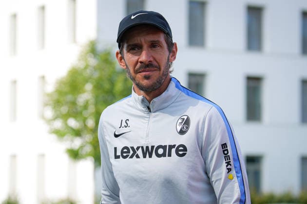 Fussball, Bundesliga, Herren, Training SC Freiburg - Europa-Park-Stadion, Europa Park Stadion,: Julian Schuster (SC Freiburg, Trainer) Freiburg Europa Park Stadion Baden-Württemberg Deutschland Copyright: xFINLEYxMÖRCHx