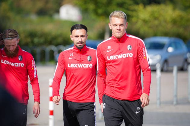 Fussball, Bundesliga, Herren, Training SC Freiburg - Europa-Park-Stadion, Europa Park Stadion,: Matthias Ginter (SC Freiburg, 28) Berkay Yilmaz (SC Freiburg, 27) Freiburg Europa Park Stadion Baden-Württemberg Deutschland Copyright: xFINLEYxMÖRCHx