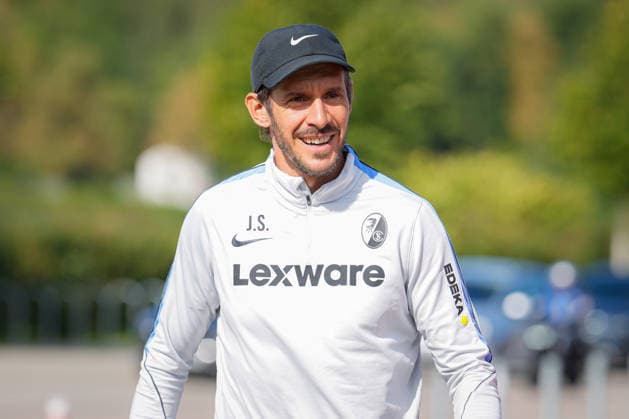 Fussball, Bundesliga, Herren, Training SC Freiburg - Europa-Park-Stadion, Europa Park Stadion,: Julian Schuster (SC Freiburg, Trainer) Freiburg Europa Park Stadion Baden-Württemberg Deutschland Copyright: xFINLEYxMÖRCHx