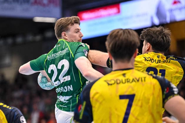 Goeppingen, Deutschland, 17.09.26: Erik Persson (FRISCH AUF! Goeppingen), Robert Timmermeister (Rhein-Neckar Loewen) und Aron Seesing (Rhein-Neckar Loewen) im Zweikampf waehrend des Opel Handball Bundesliga Spiels zwischen FRISCH AUF! Goeppingen vs Rhein-Neckar Loewen in der EWS Arena am 17. September 2026 in Goeppingen, Deutschland. (Foto von Harry Langer DeFodi Images) Goeppingen, Germany, 17.09.26: Erik Persson (FRISCH AUF! Goeppingen), Robert Timmermeister (Rhein-Neckar Loewen) und Aron Seesing (Rhein-Neckar Loewen) battle for the ball during the Opel Handball Bundesliga match between FRISCH AUF! Goeppingen vs Rhein-Neckar Loewen at EWS Arena on September 17, 2026 in Goeppingen, Germany. (Photo by Harry Langer DeFodi Images) (Photo by Harry Langer DeFodi Images) -