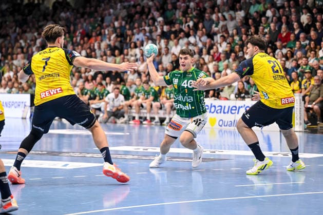 Goeppingen, Deutschland, 17.09.26: Robert Timmermeister (Rhein-Neckar Loewen), Elias Newel (FRISCH AUF! Goeppingen) und Aron Seesing (Rhein-Neckar Loewen) im Zweikampf waehrend des Opel Handball Bundesliga Spiels zwischen FRISCH AUF! Goeppingen vs Rhein-Neckar Loewen in der EWS Arena am 17. September 2026 in Goeppingen, Deutschland. (Foto von Harry Langer DeFodi Images) Goeppingen, Germany, 17.09.26: Robert Timmermeister (Rhein-Neckar Loewen), Elias Newel (FRISCH AUF! Goeppingen) und Aron Seesing (Rhein-Neckar Loewen) battle for the ball during the Opel Handball Bundesliga match between FRISCH AUF! Goeppingen vs Rhein-Neckar Loewen at EWS Arena on September 17, 2026 in Goeppingen, Germany. (Photo by Harry Langer DeFodi Images) (Photo by Harry Langer DeFodi Images) -