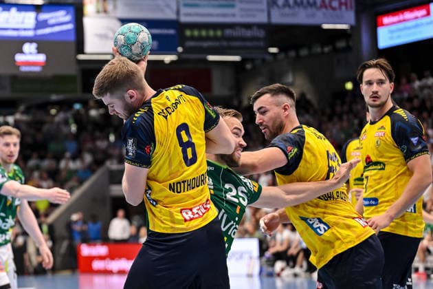 Goeppingen, Deutschland, 17.09.26: Tim Nothdurft (Rhein-Neckar Loewen), Ludvig Jurmala (FRISCH AUF! Goeppingen) und Jannik Kohlbacher (Rhein-Neckar Loewen) im Zweikampf waehrend des Opel Handball Bundesliga Spiels zwischen FRISCH AUF! Goeppingen vs Rhein-Neckar Loewen in der EWS Arena am 17. September 2026 in Goeppingen, Deutschland. (Foto von Harry Langer DeFodi Images) Goeppingen, Germany, 17.09.26: Tim Nothdurft (Rhein-Neckar Loewen), Ludvig Jurmala (FRISCH AUF! Goeppingen) und Jannik Kohlbacher (Rhein-Neckar Loewen) battle for the ball during the Opel Handball Bundesliga match between FRISCH AUF! Goeppingen vs Rhein-Neckar Loewen at EWS Arena on September 17, 2026 in Goeppingen, Germany. (Photo by Harry Langer DeFodi Images) (Photo by Harry Langer DeFodi Images) -