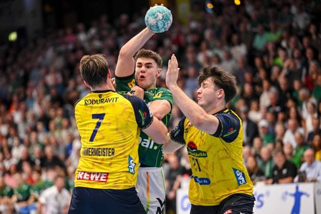 Goeppingen, Deutschland, 17.09.26: Robert Timmermeister (Rhein-Neckar Loewen), Elias Newel (FRISCH AUF! Goeppingen) und Aron Seesing (Rhein-Neckar Loewen) im Zweikampf waehrend des Opel Handball Bundesliga Spiels zwischen FRISCH AUF! Goeppingen vs Rhein-Neckar Loewen in der EWS Arena am 17. September 2026 in Goeppingen, Deutschland. (Foto von Harry Langer DeFodi Images) Goeppingen, Germany, 17.09.26: Robert Timmermeister (Rhein-Neckar Loewen), Elias Newel (FRISCH AUF! Goeppingen) und Aron Seesing (Rhein-Neckar Loewen) battle for the ball during the Opel Handball Bundesliga match between FRISCH AUF! Goeppingen vs Rhein-Neckar Loewen at EWS Arena on September 17, 2026 in Goeppingen, Germany. (Photo by Harry Langer DeFodi Images) (Photo by Harry Langer DeFodi Images) -