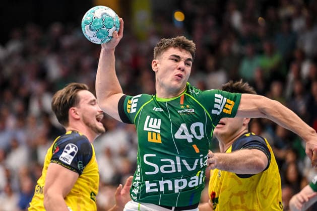 Goeppingen, Deutschland, 17.09.26: Robert Timmermeister (Rhein-Neckar Loewen), Elias Newel (FRISCH AUF! Goeppingen) und Aron Seesing (Rhein-Neckar Loewen) im Zweikampf waehrend des Opel Handball Bundesliga Spiels zwischen FRISCH AUF! Goeppingen vs Rhein-Neckar Loewen in der EWS Arena am 17. September 2026 in Goeppingen, Deutschland. (Foto von Harry Langer DeFodi Images) Goeppingen, Germany, 17.09.26: Robert Timmermeister (Rhein-Neckar Loewen), Elias Newel (FRISCH AUF! Goeppingen) und Aron Seesing (Rhein-Neckar Loewen) battle for the ball during the Opel Handball Bundesliga match between FRISCH AUF! Goeppingen vs Rhein-Neckar Loewen at EWS Arena on September 17, 2026 in Goeppingen, Germany. (Photo by Harry Langer DeFodi Images) (Photo by Harry Langer DeFodi Images) -